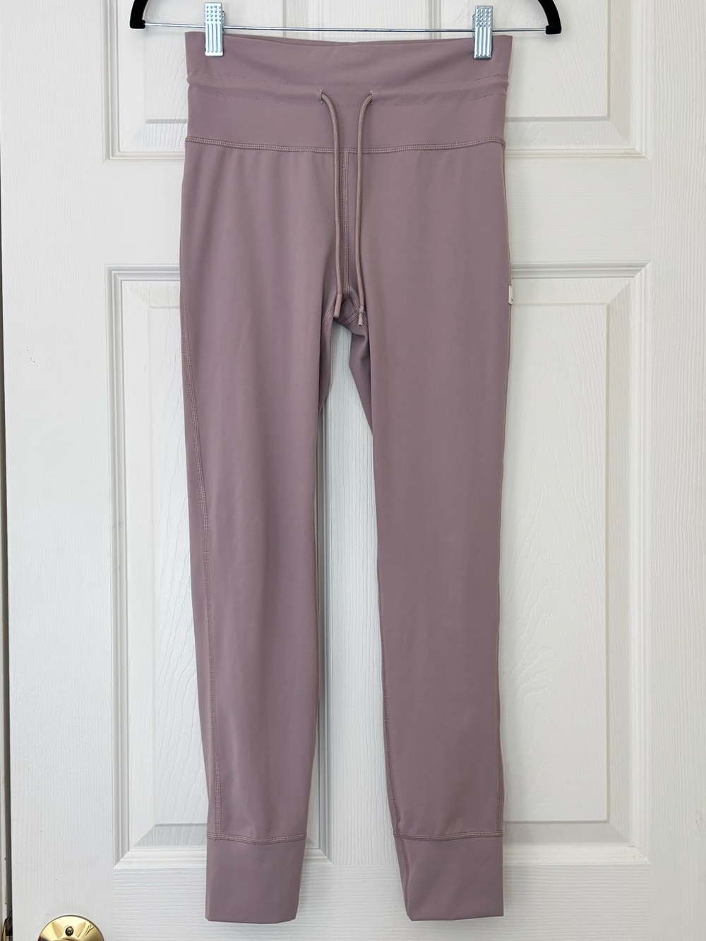 Vuori Daily Legging with Drawstring Waist and Cuffed Ankles
